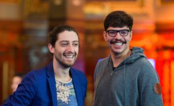 “Pensi che sia corretto chiamare con J-5?” Kanit e Kurganov freecoachano Loosli… in game!