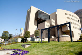 E’ caccia aperta al rapinatore del casinò di Campione: “Confuso coi lavoratori, ottimismo sulla possibilità di dargli un nome”