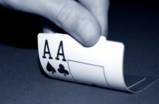 Come rispondere a un click raise su flop dry quando abbiamo coppia d’assi?