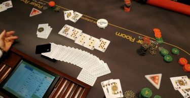 Che mano al tavolo finale del Perla! Scala colore batte full in uno showdown a quattro