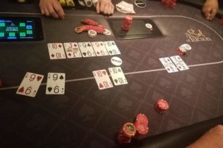 Scala colore batte poker di 10… e poker di 9! Il surreale spot e la tremenda beffa del Bad Beat Jackpot
