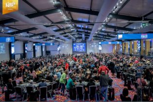 Poker Live: 59 italiani al day 2 del Million, Percossi leader e Vanessa Amoruso on fire