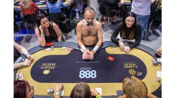 Al Ladies Event del Battle Of Malta i dealers danno le carte a torso nudo