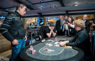 Il resoconto del testa a testa in cui Hellmuth ha mancato il 16° braccialetto WSOP