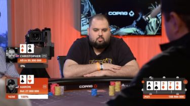 Che show alle Bahamas! Hunichen trasforma A-Q in bluff al final table contro il chip leader
