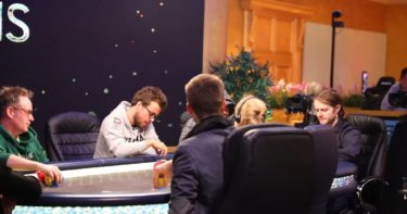 Da chipleader del tavolo finale a player out in 4 all-in: il peccato di Charlie Carrel