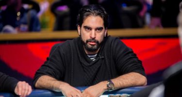 Alexandros Kolonias e due mani particolari verso il bracciale WSOPE 2019