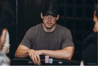 Il passo falso di Alex Foxen con coppia di Donne al Challenge Aussie Millions
