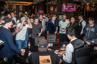 L’incredibile mano a 3 che ha fatto scoppiare la bolla al final table dell’Aussie Millions