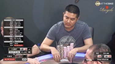 Asian Andy colpisce ancora! Godetevi questa mano pazzesca con un doppio Ace-High