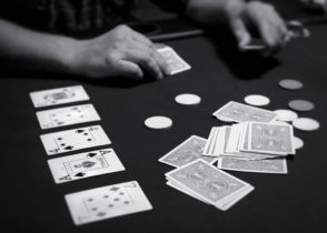 E’ possibile giocare un torneo live senza guardare le proprie carte? Sì, a patto che…