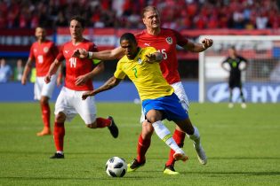 Douglas Costa secondo al torneo Stars Call For Action, il bubble-man è Bryan Cranston di Breaking Bad!