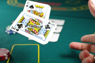 Poker online: 4 consigli che ci aiuteranno a trovare il tasto fold e a risparmiare
