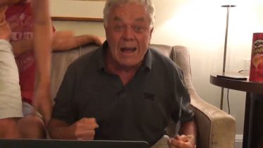 Gioca il suo primo torneo online e vince il braccialetto: la favola del settantenne Ron McMillen