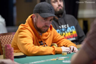 L’analisi di Patrick Leonard: coppia di nove in un piatto a tre su board 8-high nella fase iniziale di un torneo