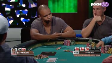 La mano in cui Antonio Esfandiari fece tiltare Phil Ivey