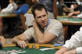 888Poker Live Barcellona: Dan Cates shippa high roller, Simone Agnoletto chiude quinto