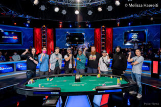 Main Event WSOP: composto il tavolo finale, Koray Aldemir mega chipleader!