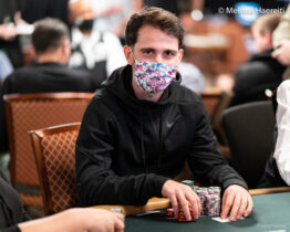 WSOP 2021: Koray Aldemir leader del main, Colillas sempre al top