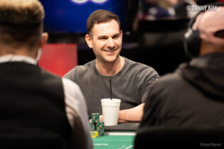 Super bluff di Sean Ragozzini 20 left al Main Event WSOP, Oliver folda coppia di di assi!