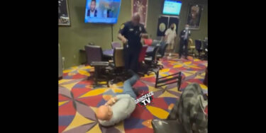 [VIDEO] Follia al Casinò Hustler: un alterco viene chiuso con un colpo di taser