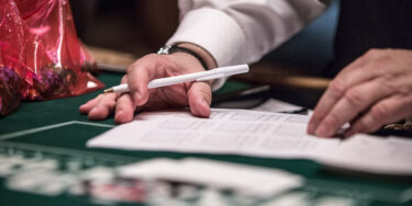 Dai tornei sospesi per cattivo tempo alle patch proibite: cinque regole WSOP che ignoravi