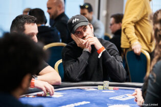 Un giorno al tavolo con Gerard Pique all’High Roller EPT Praga e il controverso ruling che l’ha azzoppato