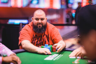 Azioni “alate” al 3k 6-Max WSOP, con 6-3s Hunichen chiama il push preflop ed elimina Foxen!