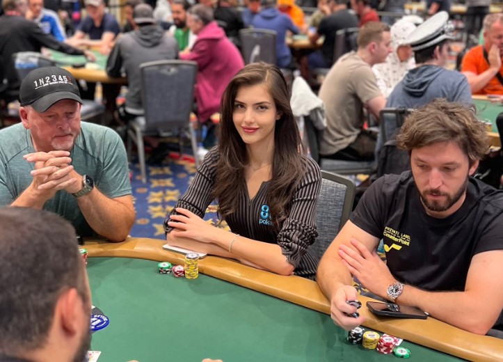 Che scoppio per la bella Alexandra Botez nel Main WSOP! Perde con K-K al  98%