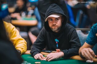 Il passo falso natalizio di Patrick Leonard: “Mia madre mi ha chiesto conferma che non fossi andato all-in!”