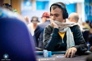 Poker Live: Ermanno Pacini mette il turbo nella Notte degli Assi, 19 azzurri al day 3