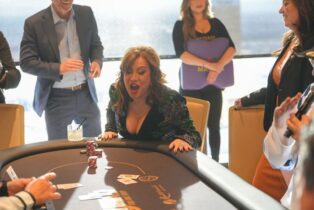 Tilly ed Hellmuth contro Coulthard, Brundle e Häkkinen al tavolo da poker