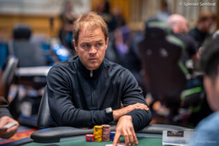 Andrew Robl folda scala al river, Choi non massimizza il suo poker di 8