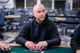 Parte il Main Event WSOP: riprende le carte dal muck, gioca il colpo, e lo eliminano