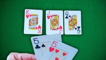 Quando bluffare coppie basse sui flop alti con progetti a colore