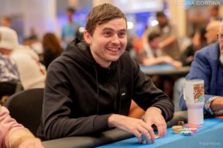 WSOP Paradise: Ponakovs domina e vince nel 100K, Kabrhel accende il super main event